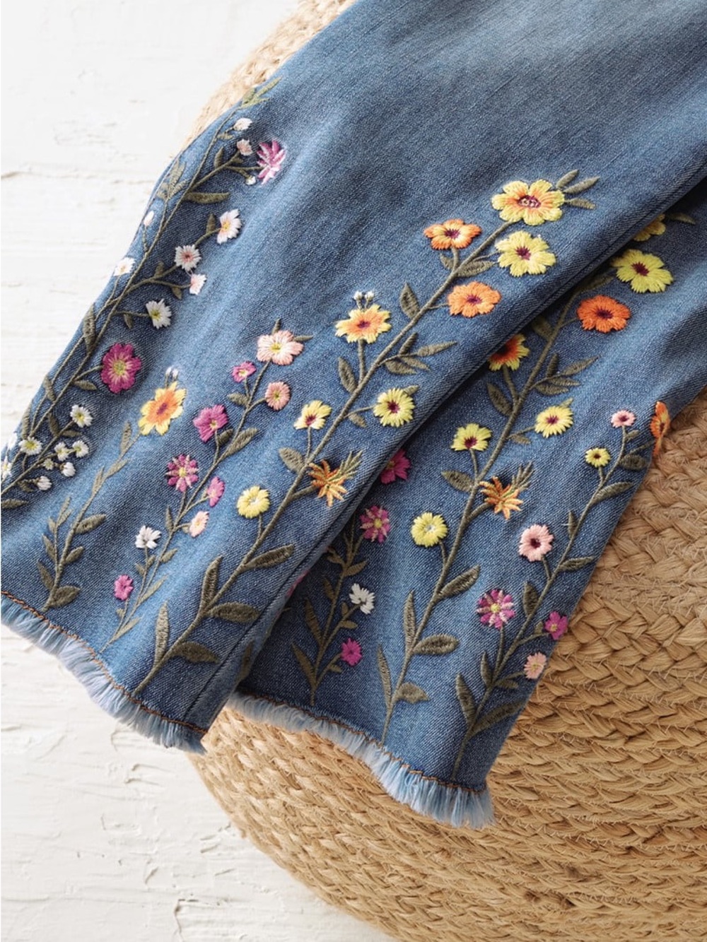Colwater Creek Wildflower Embroidered crop Jeans, Size 14P, Great Condition - Picture 2 of 11